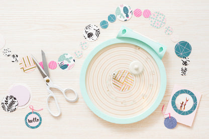 WE R MAKERS CIRCLE SPIN & TRIM TOOL - CIRCULO DE GIRO Y CORTE